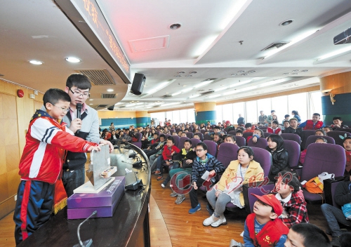 來自天心區(qū)沙湖橋小學(xué)一年級(jí)的發(fā)明小達(dá)人張榮景正在給小記者們演示自己發(fā)明的防油煙倒灌裝置。長沙晚報(bào)記者 鄒麟 攝